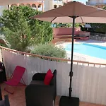 Coeur de FREJUS, Appartement 3 pièces climatisé avec piscine, terrasse, barbecue
