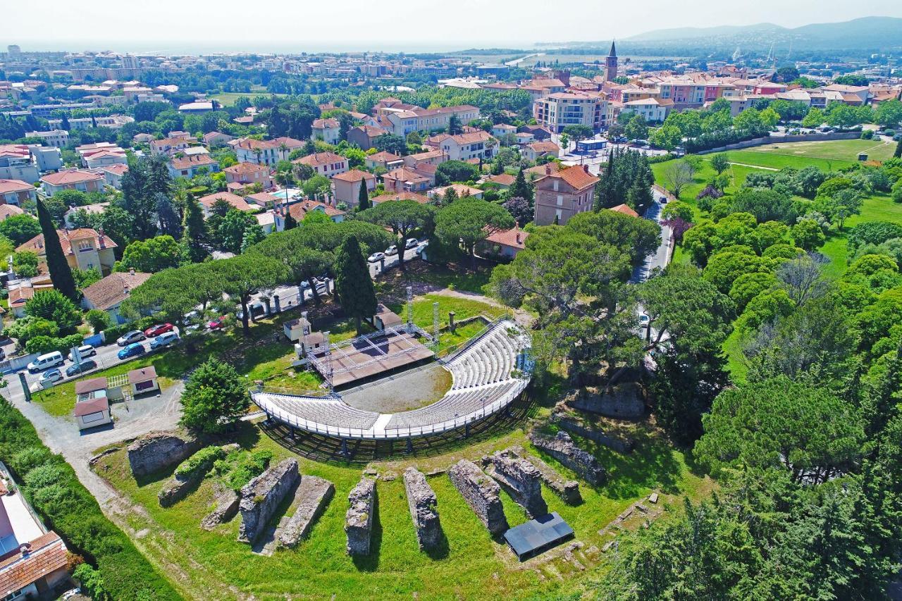 Coeur De Frejus, 3 Pièces Climatisé Avec Piscine, Terrasse, Barbecue Appartamento