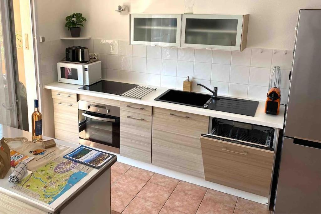 Coeur De Frejus, 3 Pièces Climatisé Avec Piscine, Terrasse, Barbecue Fréjus