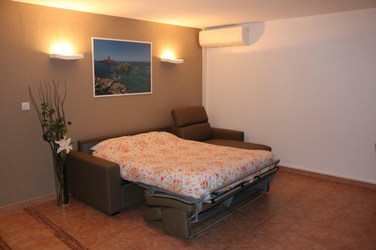 Coeur De Frejus, 3 Pièces Climatisé Avec Piscine, Terrasse, Barbecue Fréjus